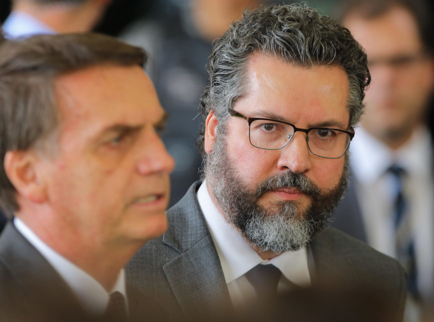 Ernesto Araújo se reúne com Bolsonaro para pedir demissão