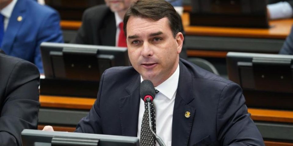 Flávio Bolsonaro compra casa de R$ 6 mi em setor de mansões no DF