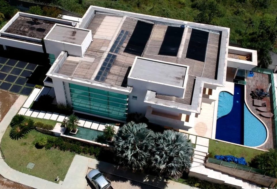 Flávio Bolsonaro afirma que comprou casa com ‘recursos próprios’