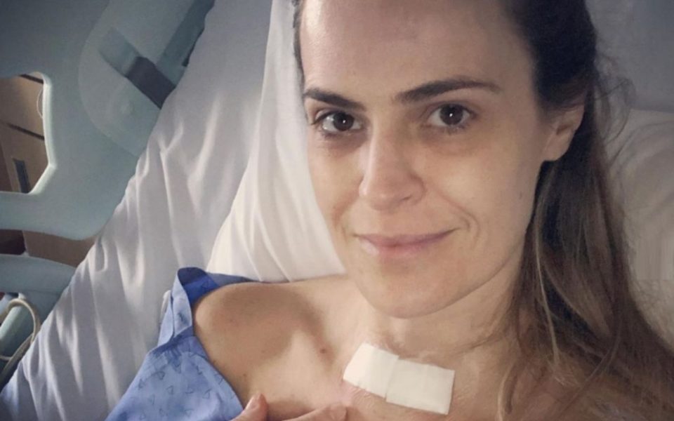 Regiane Tápias, da TV Gazeta, retira tumor na tireoide