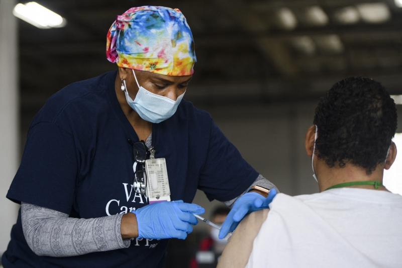 Vacinados contra a covid no Brasil chegam a 27,9 milhões