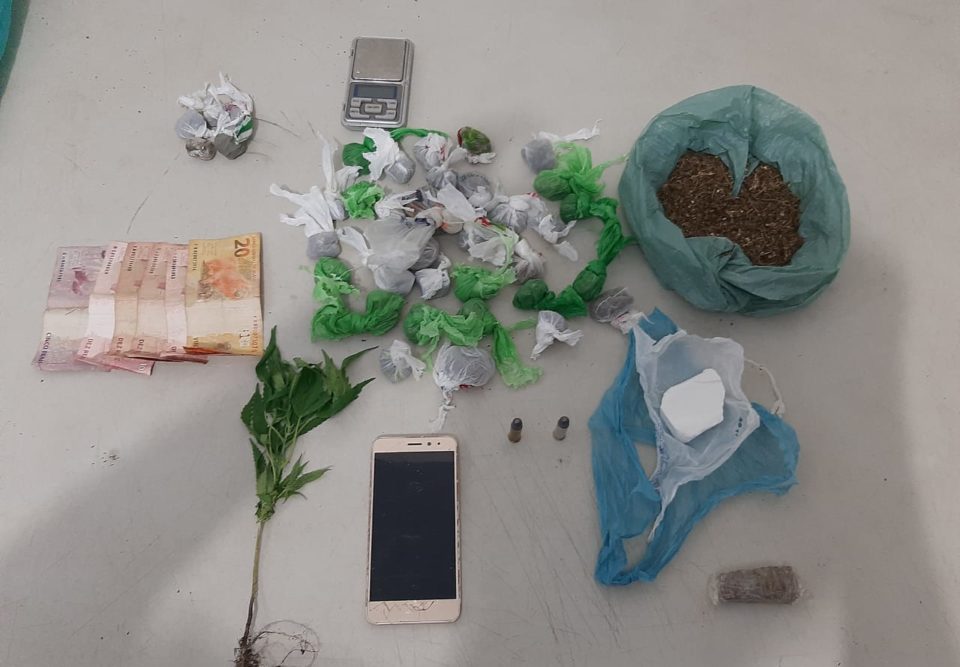 Quatro jovens são detidos com drogas e dinheiro na zona Oeste