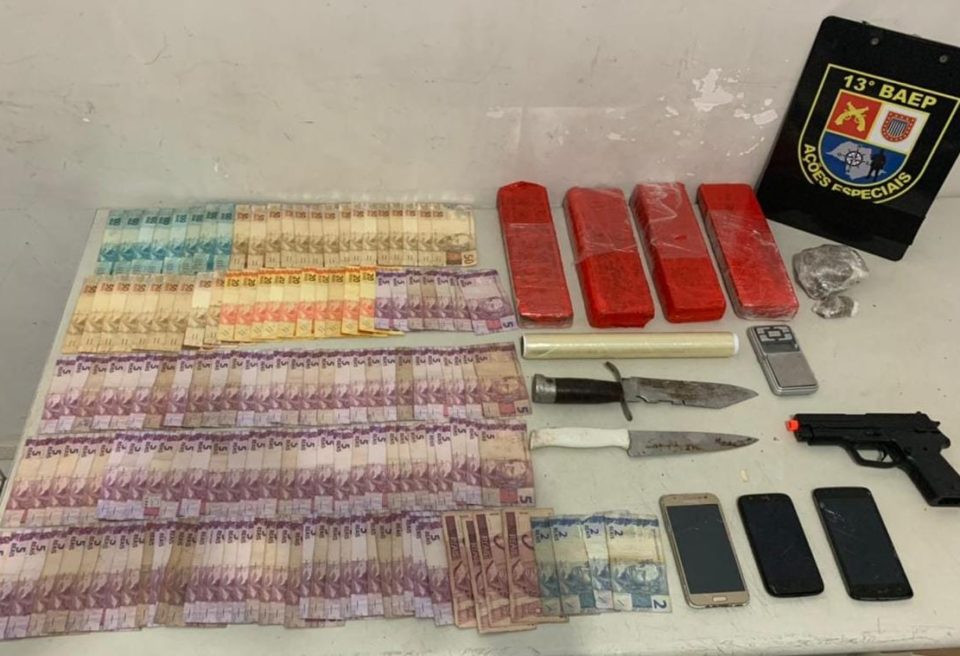 Baep apreende droga, dinheiro e arma falsa na zona Oeste