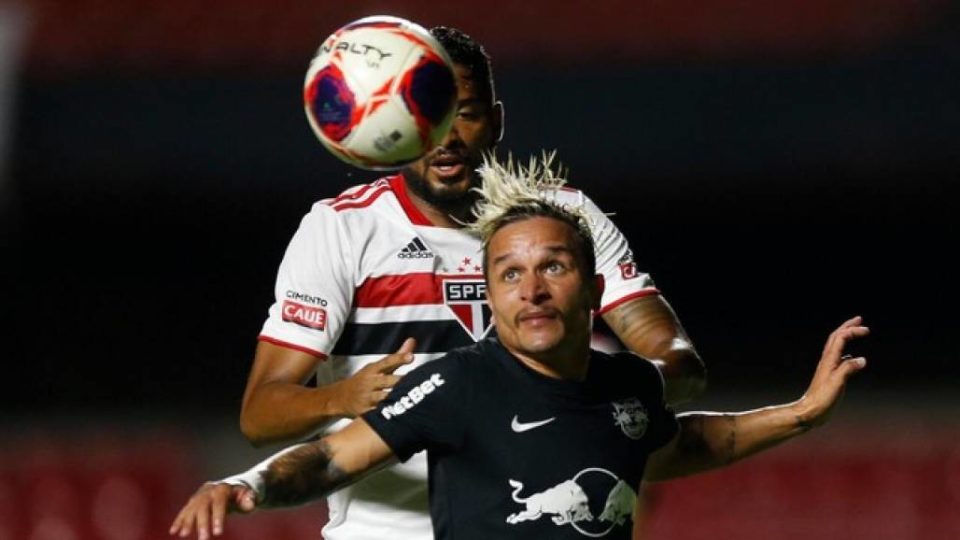São Paulo bate Red Bull Bragantino com gol contra