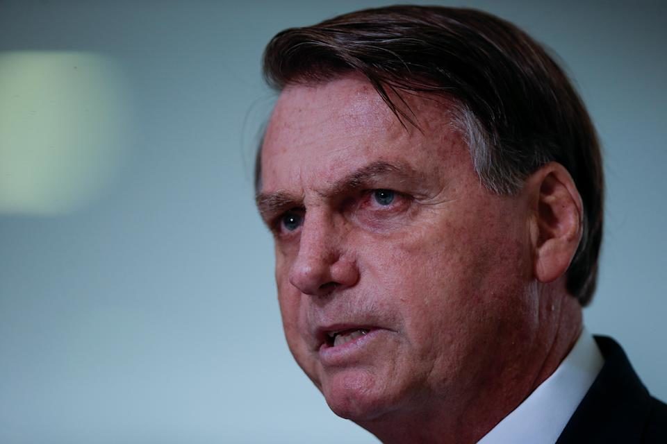 Bolsonaro assina MP que permite às empresas reduzir salários