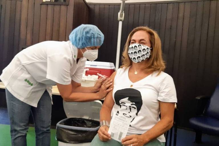 Cissa Guimarães e Maitê Proença recebem vacina contra covid