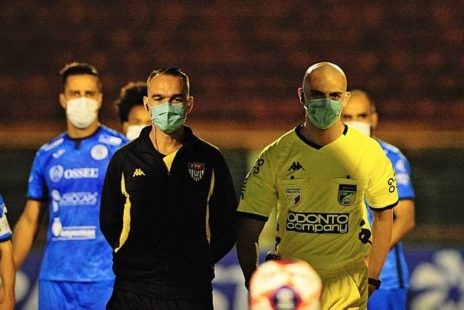 Confinados, árbitros vivem a ‘bolha’ do Campeonato Paulista