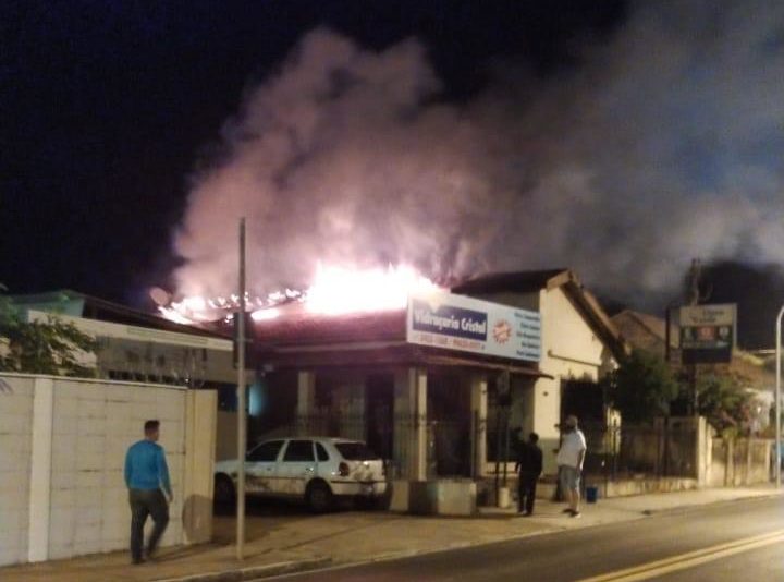 Bombeiros levam duas horas para apagar fogo de casa em Pompeia