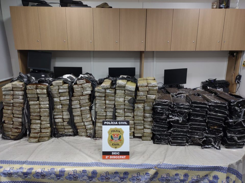 Motoristas são presos com carga de cocaína e maconha