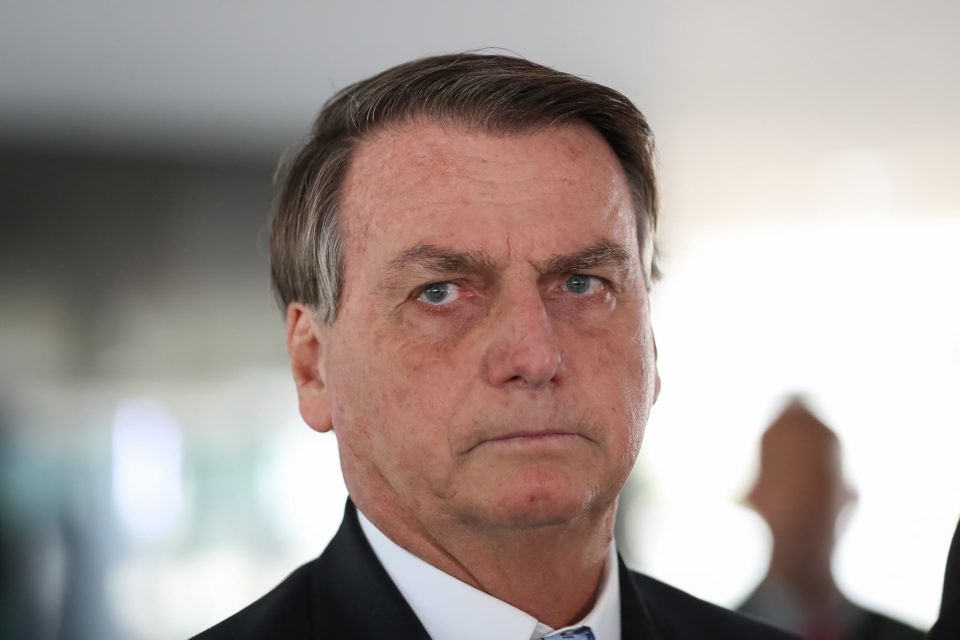 Bolsonaro diz que Exército poderá ir às ruas para acabar com toque de recolher