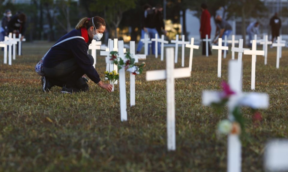 Brasil tem segundo dia com mais de 4 mil mortes por covid