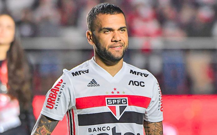 Crespo pode manter Daniel Alves como ala no São Paulo