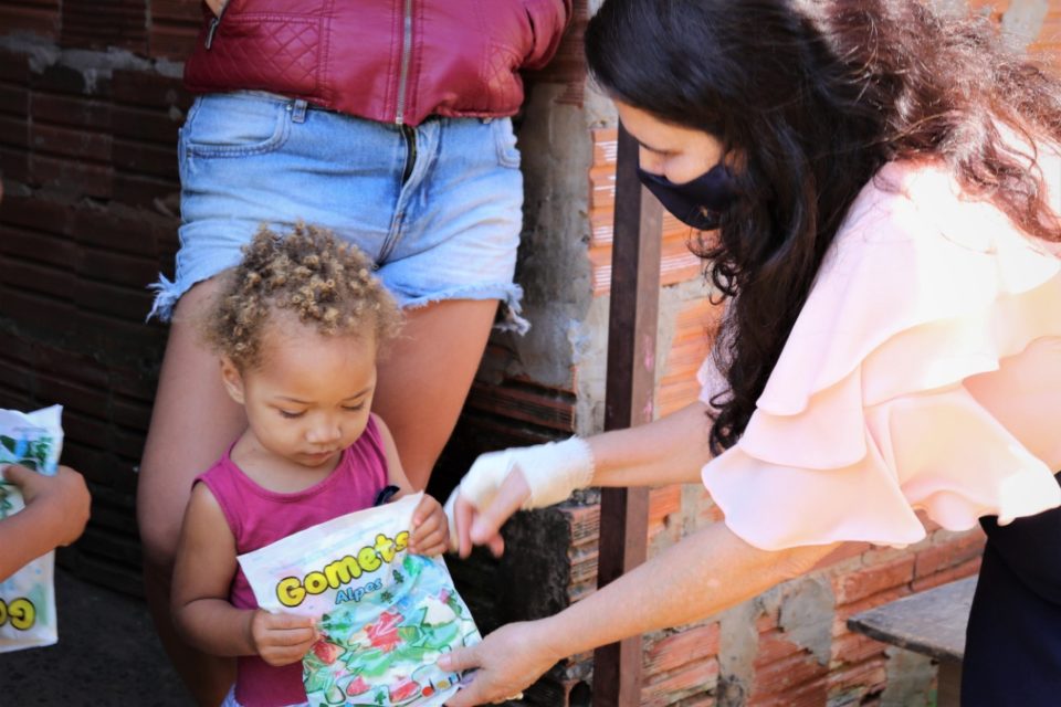 Fundo faz entrega de alimentos a famílias do bairro Toffoli