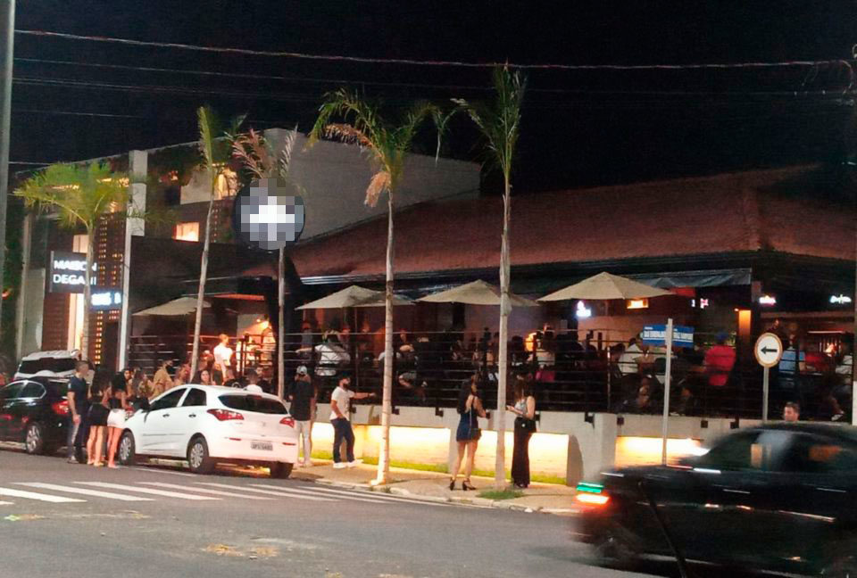 Bares e restaurantes são liberados, mas horário vira problema