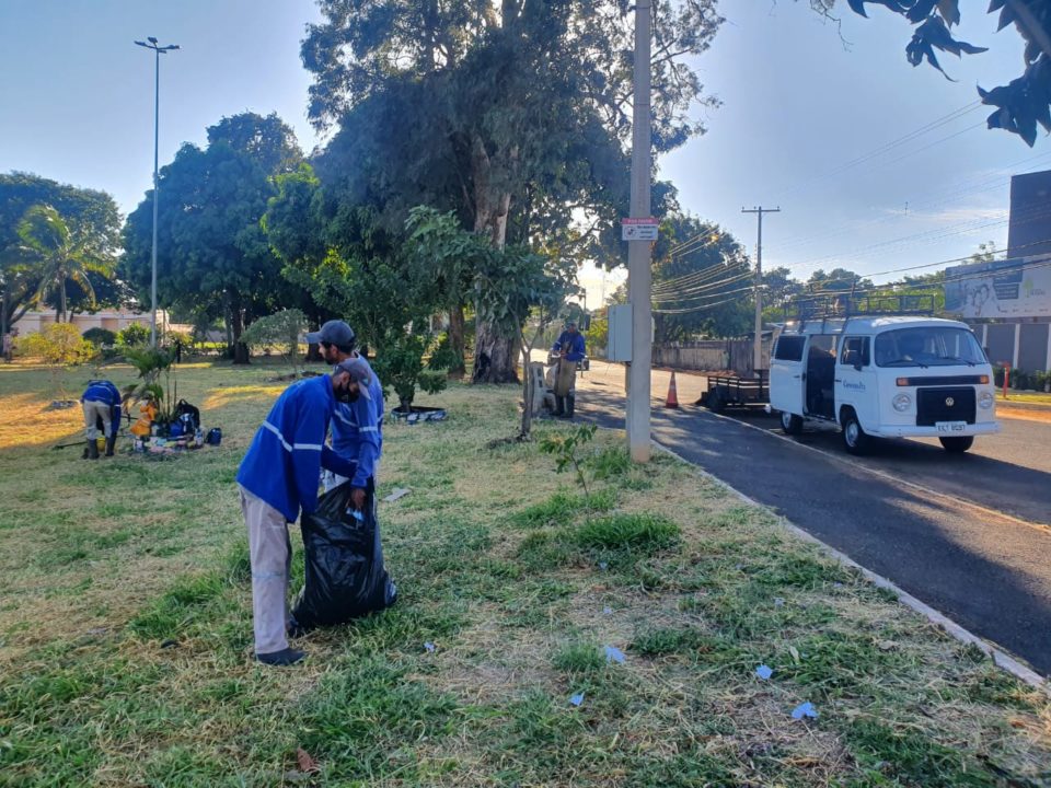 Praça do Cavallari recebe limpeza após reclamações