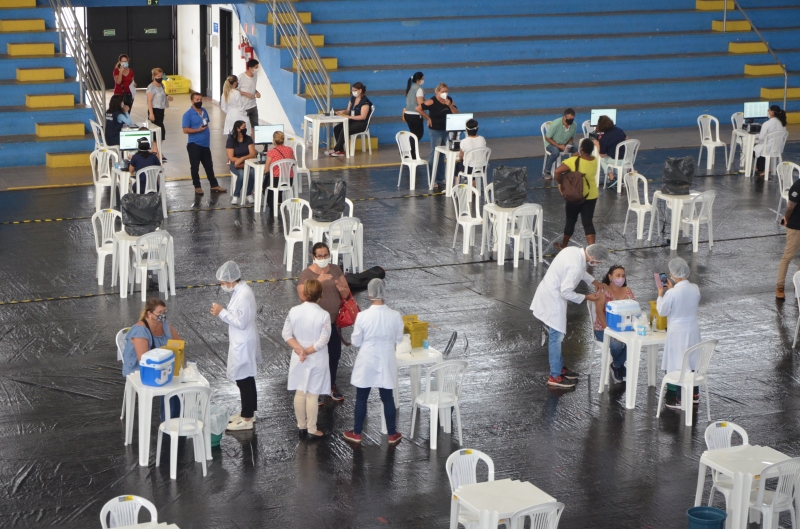 Prefeitura vacina 1.451 profissionais da educação contra a Covid-19