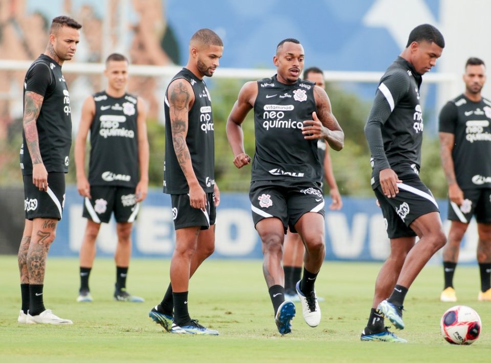 Fagner volta a treinar com bola em atividade do Corinthians