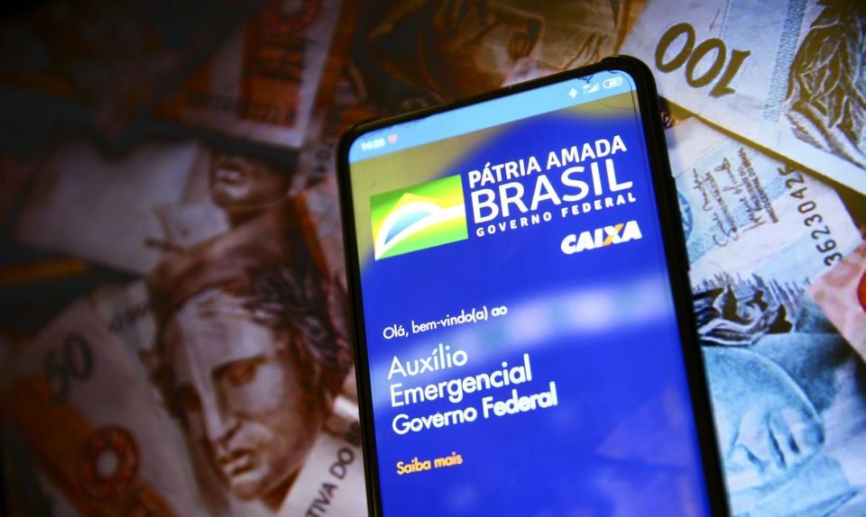 Caixa paga auxílio para nascidos em outubro