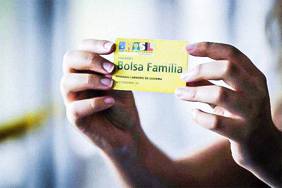 Auxílio é pago a beneficiários do Bolsa Família com NIS 6