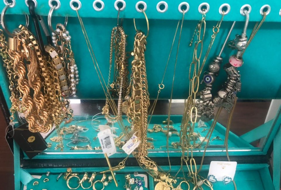 Polícia recupera joias furtadas e investiga mulher