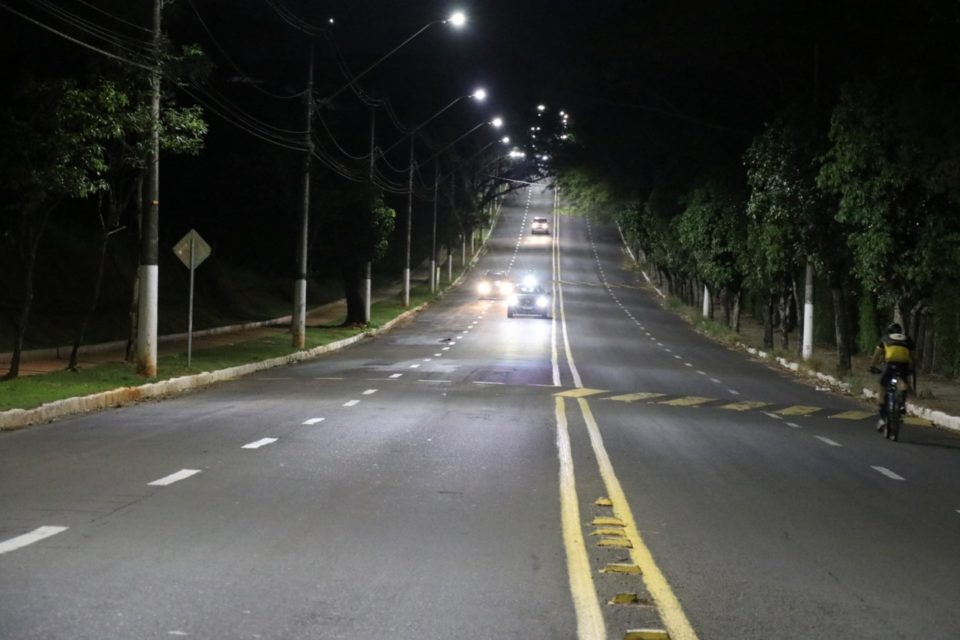 Prefeitura finaliza nova iluminação na zona Leste