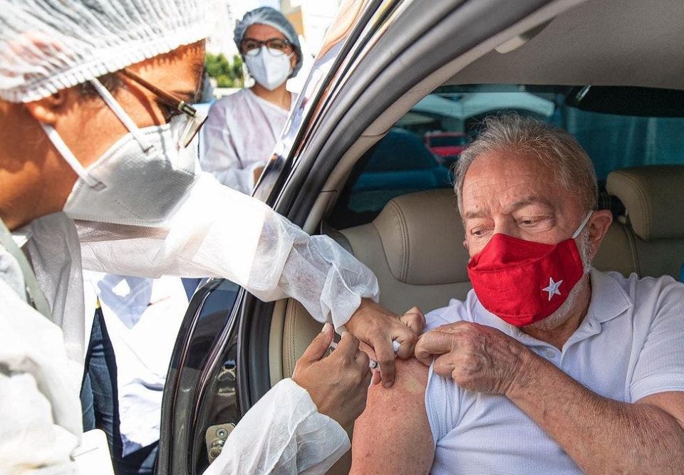 Lula toma a segunda dose da vacina contra a Covid-19