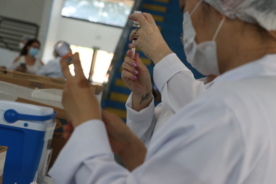 Marília vacina mais 1.565 pessoas e arrecada quase 500 quilos de alimentos