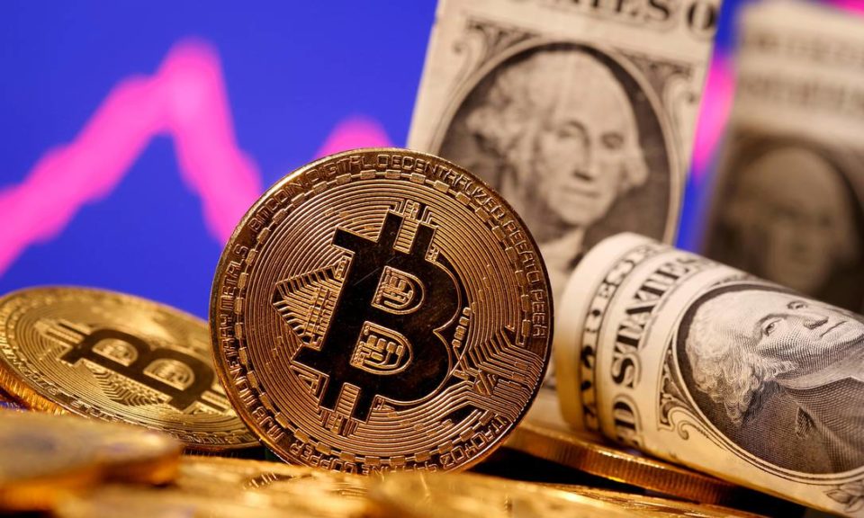 Bitcoin tem dia de recuperação parcial, após tombo de 15%