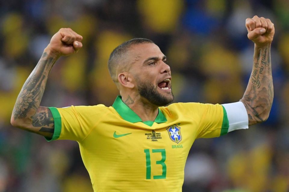 Lesionado, Daniel Alves é cortado da seleção brasileira