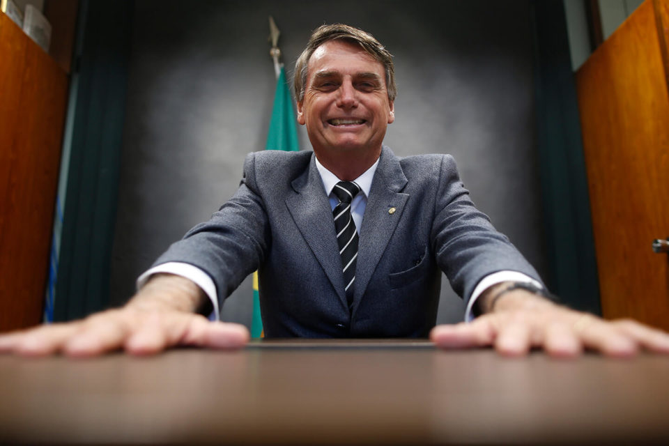 Famosos protocolam pedido de impeachment de Bolsonaro