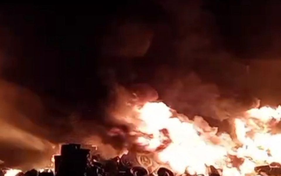 Fogo destrói empresa de reciclagem de pneus na região