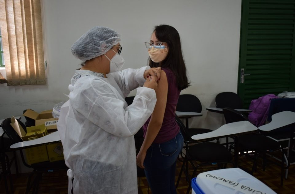 Famema aplica vacina contra a Covid-19 em estudantes da graduação