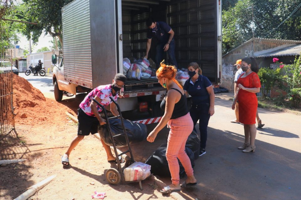 Fundo Social faz entrega de cestas básicas na Vila Barros