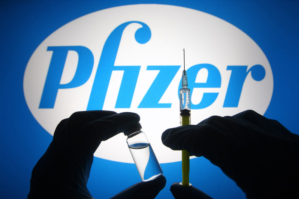 Pfizer cobra R$ 1 bilhão mais caro por novas doses de vacina