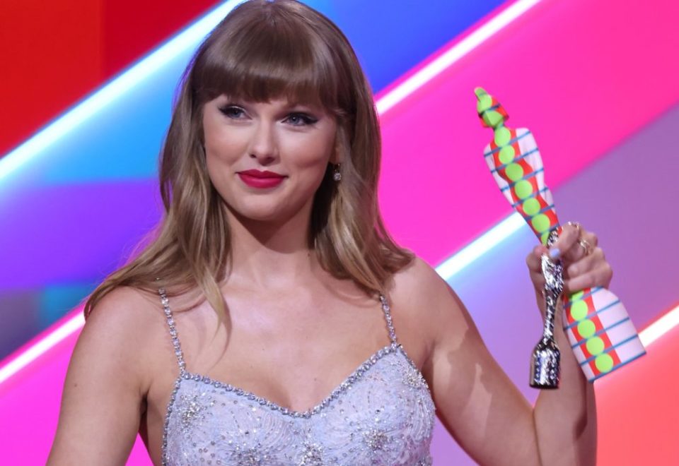 Taylor Swift ganha prêmio de ícone global e é homenageada