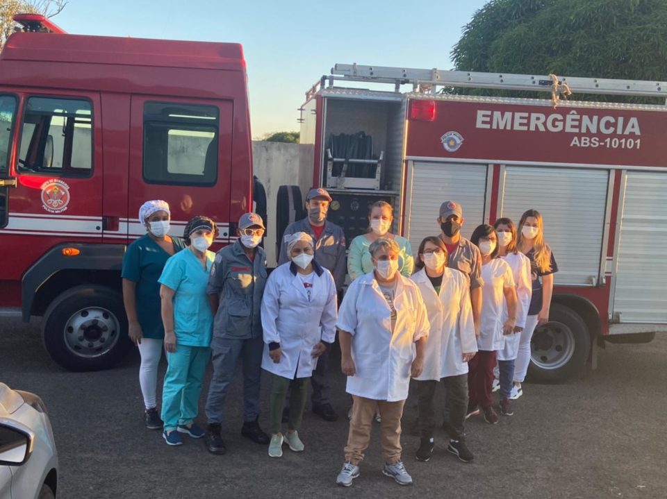 Corpo de Bombeiros faz homenagem aos profissionais de saúde do PA Sul