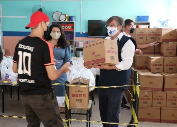 Prefeitura entrega kits de alimentos aos alunos da rede