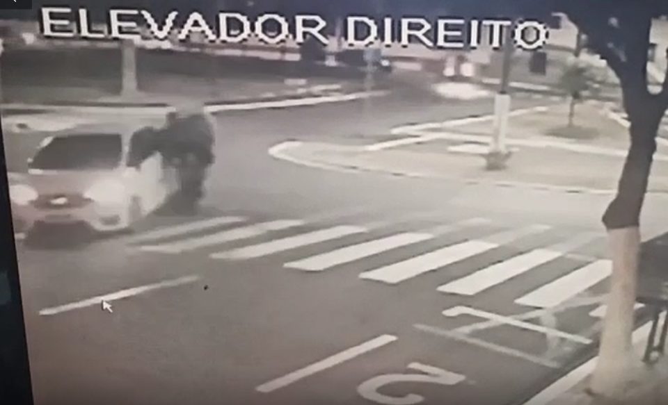 Câmera flagra pedestre sendo atropelado por homem embriagado