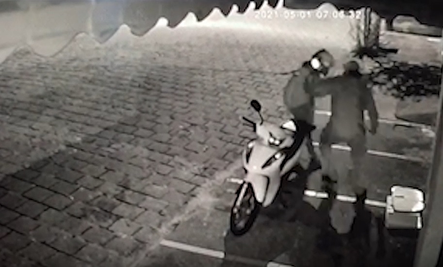 Câmeras flagram homem tentando esfaquear mulher em Garça