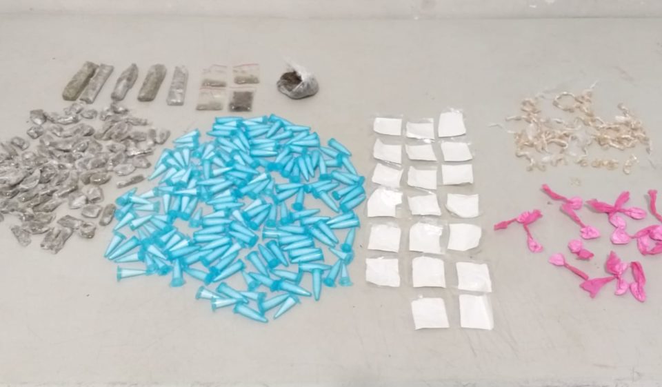 Rapaz de 24 anos é preso com drogas no carro em Garça