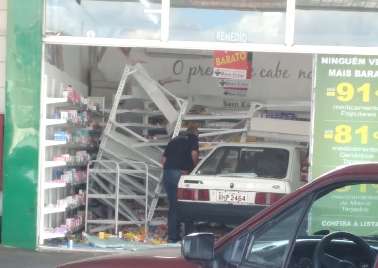 Carro invade drogaria na zona Sul e deixa dois feridos