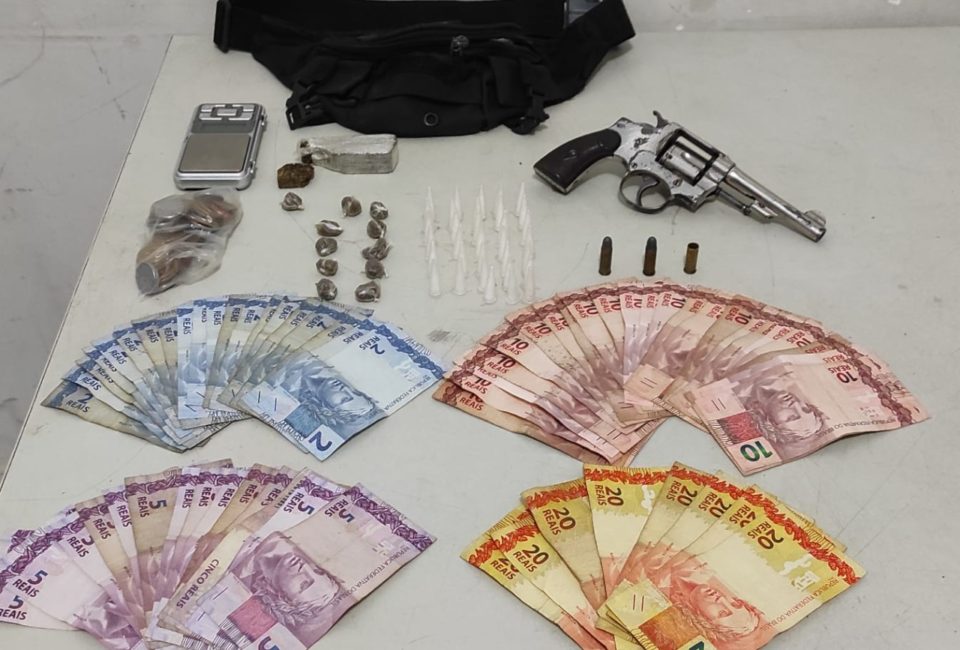 Dupla é presa com drogas, dinheiro e arma em Garça
