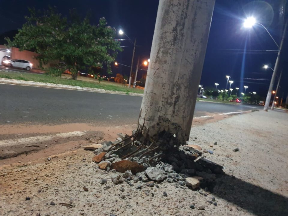 Poste de energia está pendurado pela fiação na zona Oeste