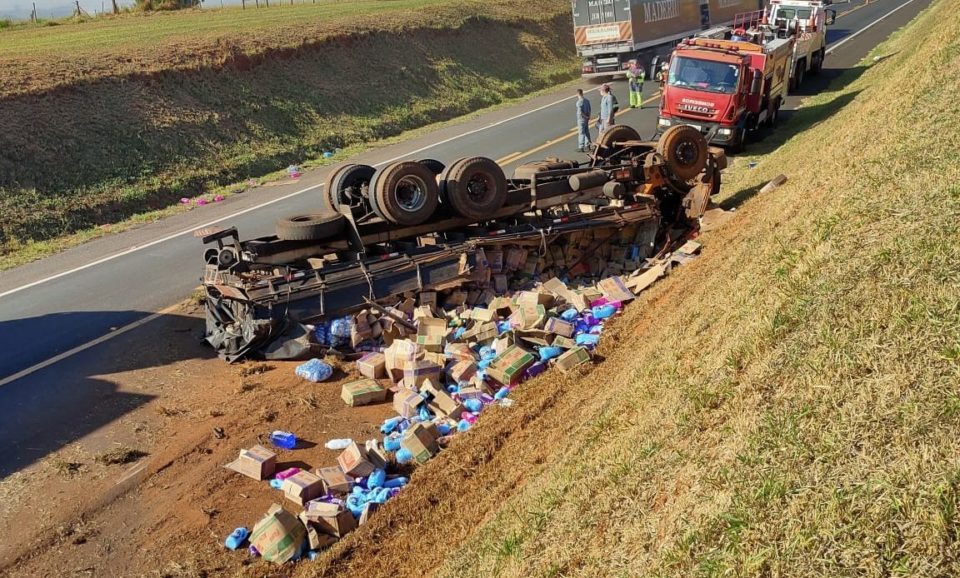 Caminhão tomba e mata motorista de Marília na rodovia BR-153