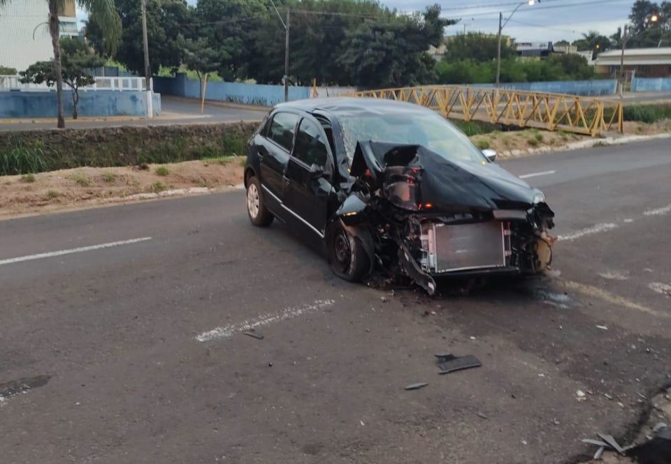 Jovem de 26 anos morre após bater carro em poste