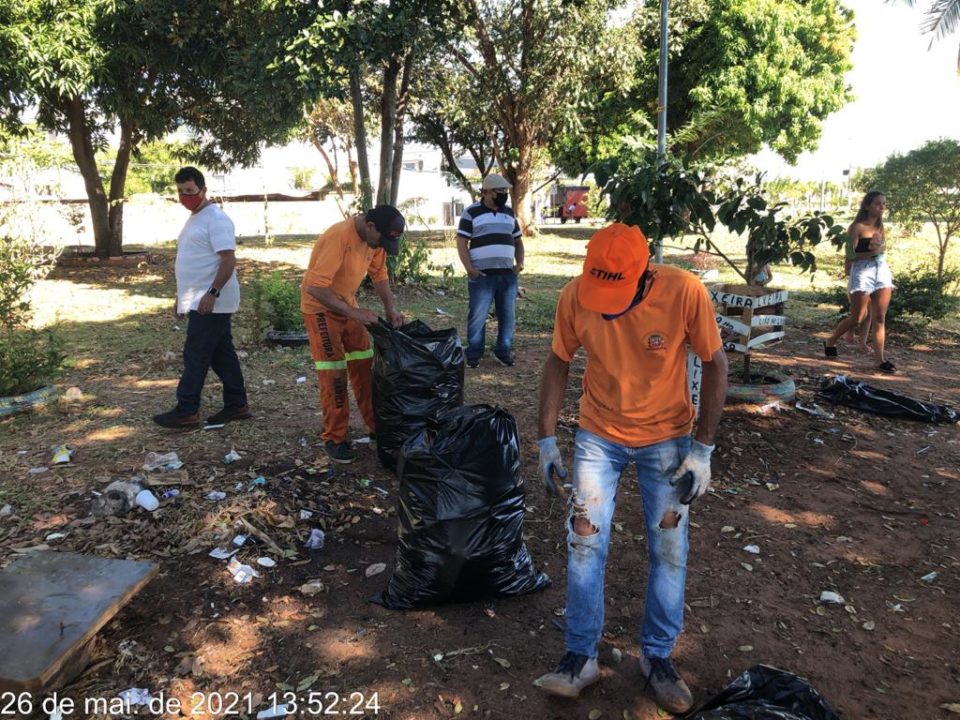 Prefeitura retira 100 kg de lixo de praça pública em um único dia