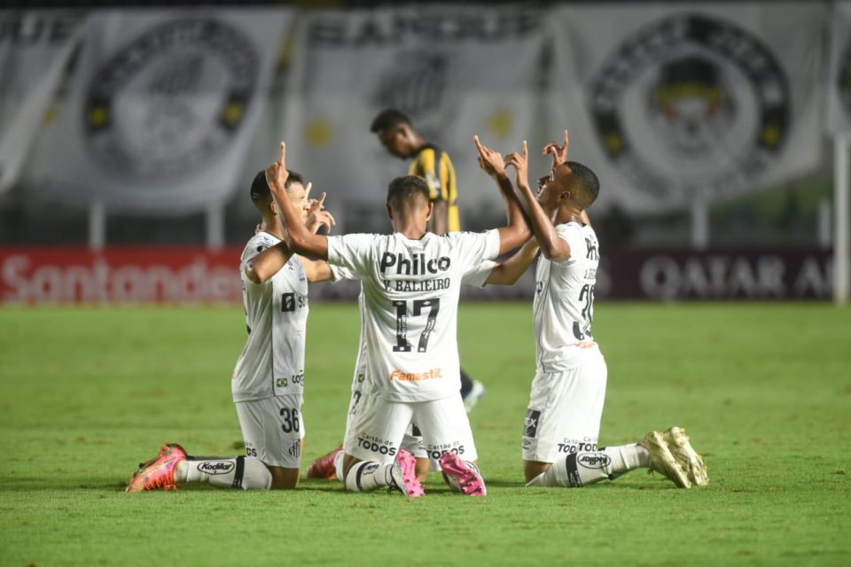 Santos atropela The Strongest e se reabilita na Libertadores