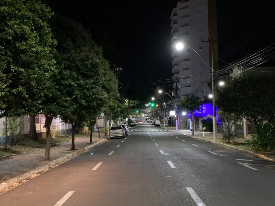 Nova iluminação é finalizada em avenida da zona Norte