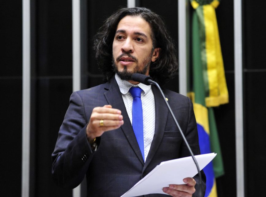 Jean Wyllys sai do PSOL e se filia no PT: ‘quero liberdade’