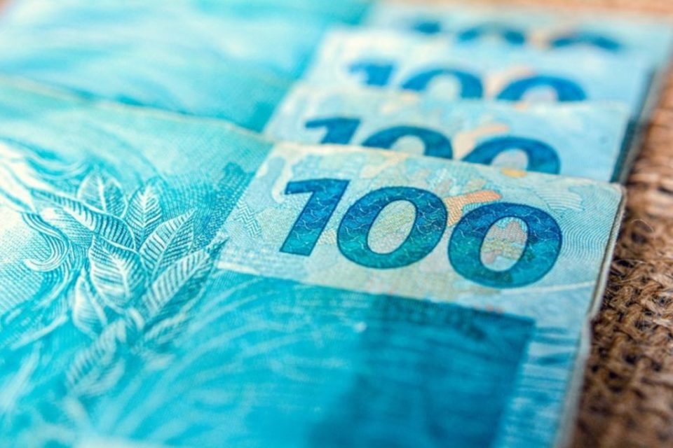 Câmara aprova MP que eleva salário mínimo a R$ 1,1 mil